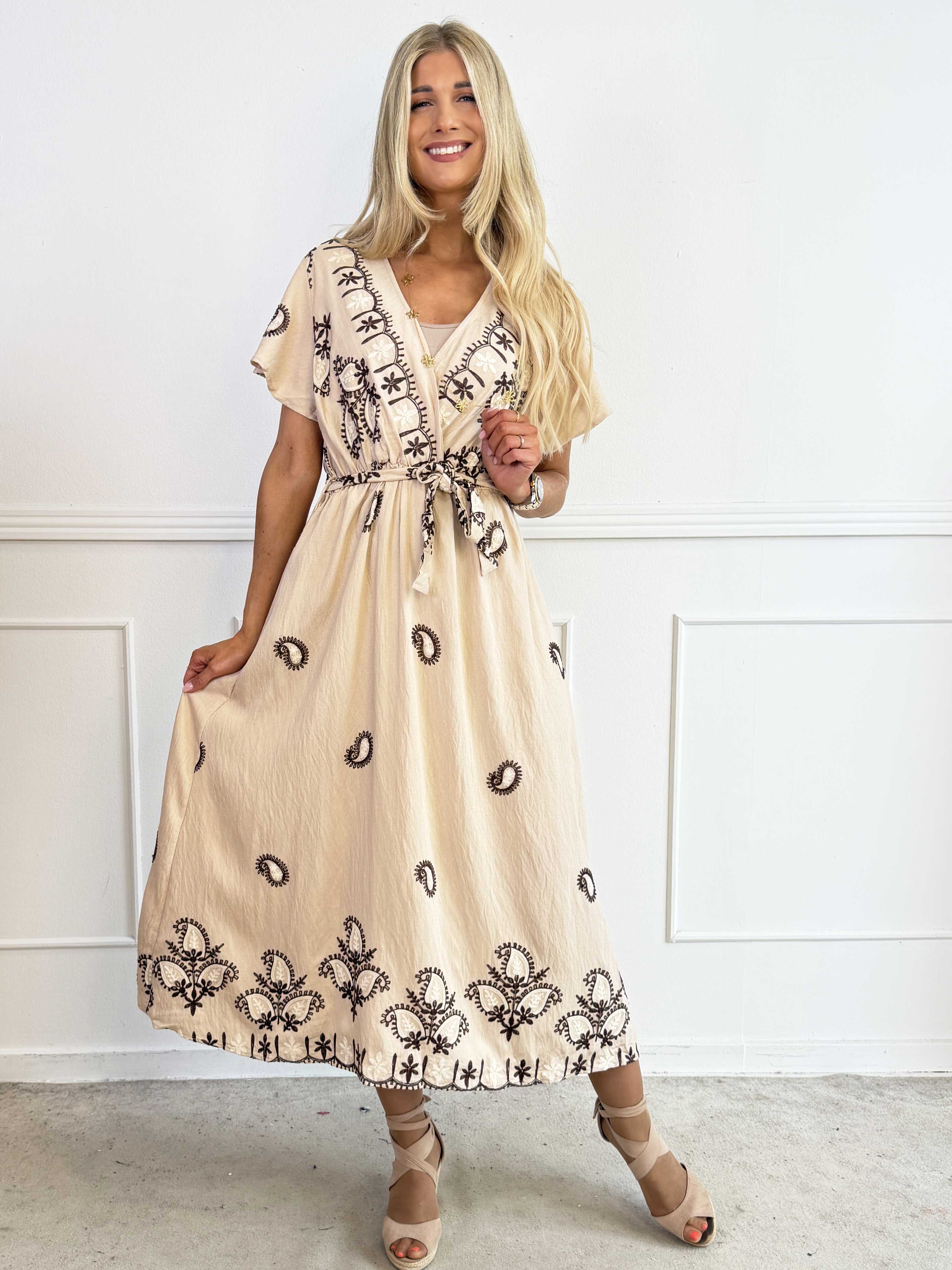 Nidia - Feminin kjole i viskoseblanding med broderet paisley mønster